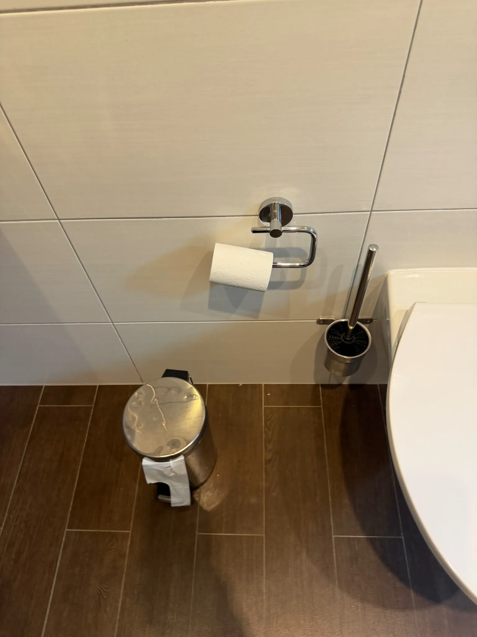 Sauber vorbereiteter Toilettenbereich