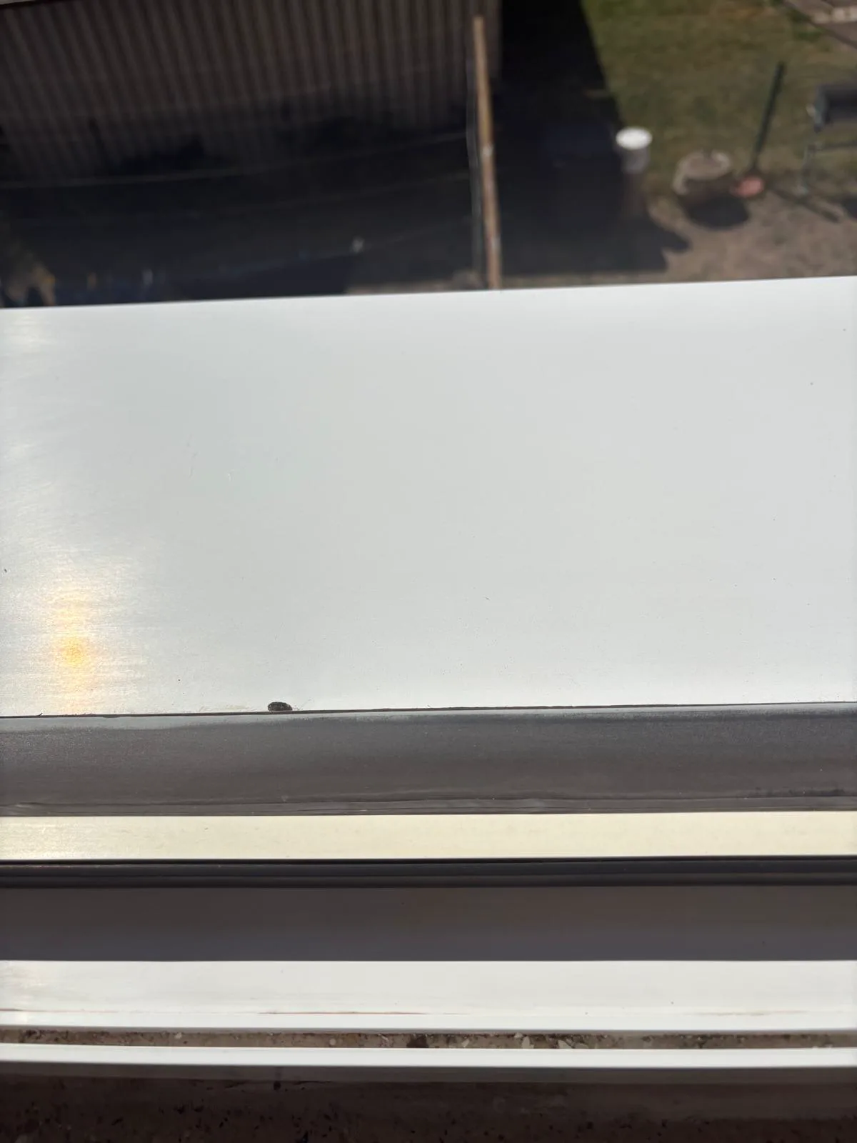 Fensterdetail während der Reinigung