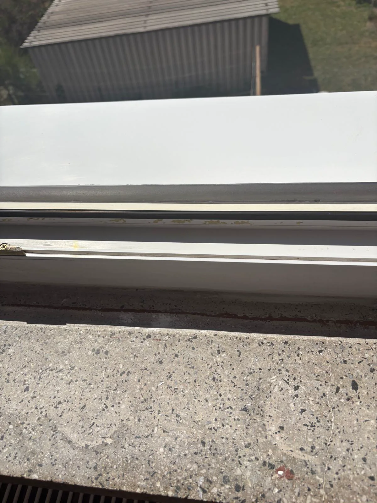 Fensterfalz vor der gründlichen Reinigung