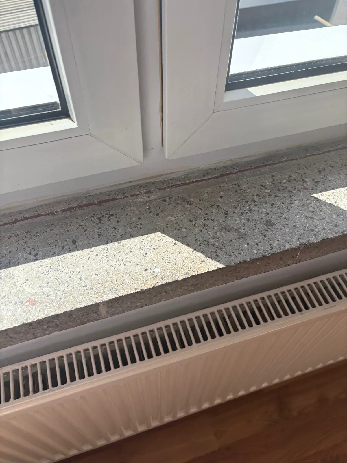 Fensterbank und Rahmen vor der Reinigung