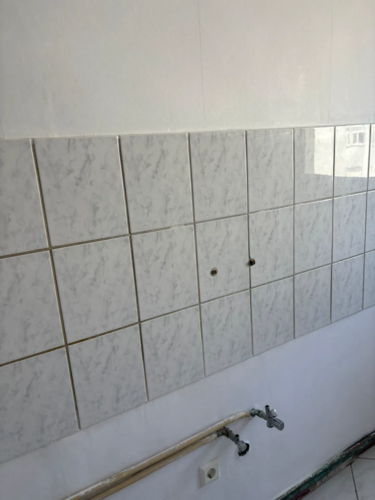 Geflieste Wandfläche in einem Innenbereich