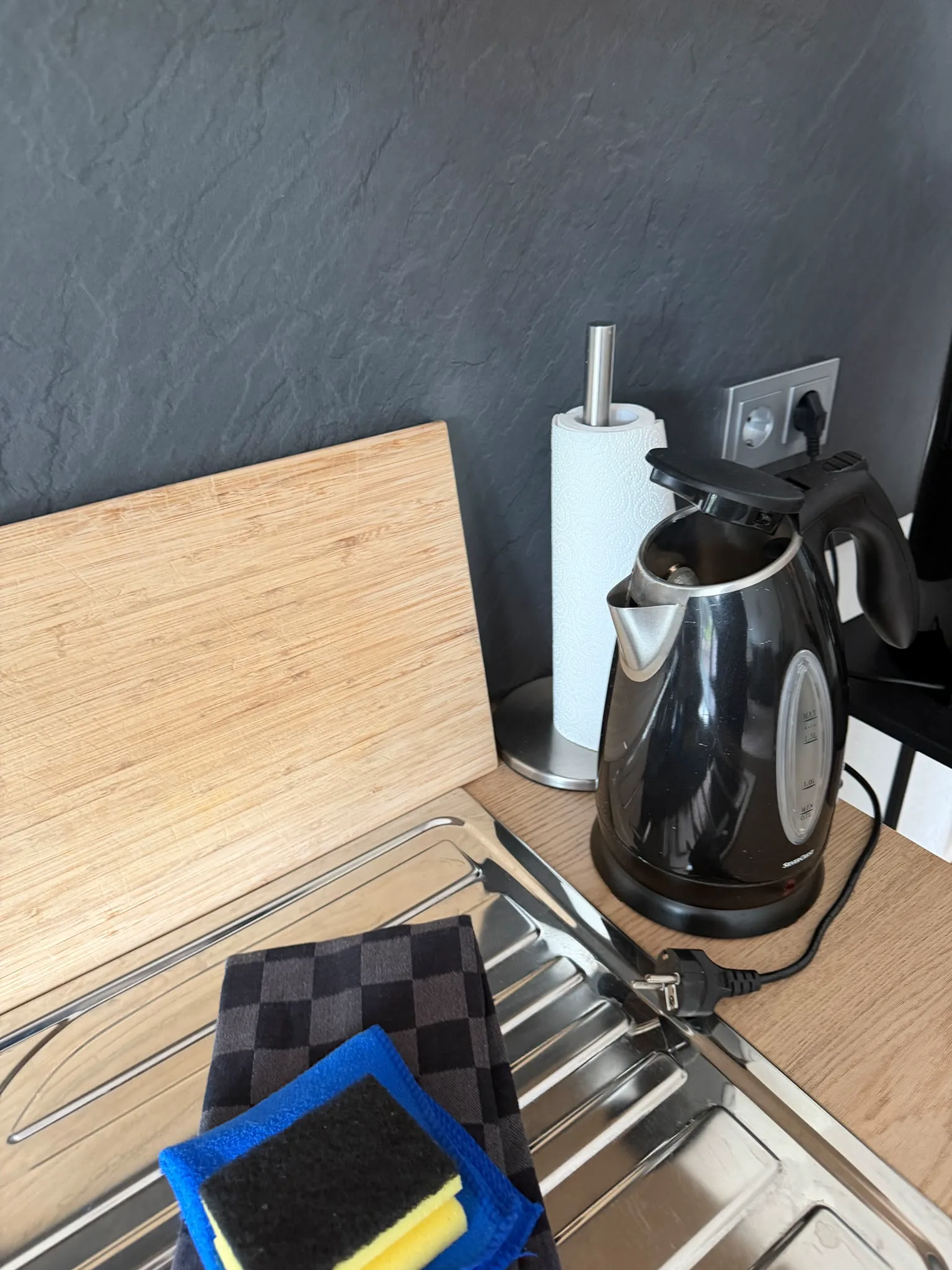 Reinigungsutensilien an einer Küchenspüle