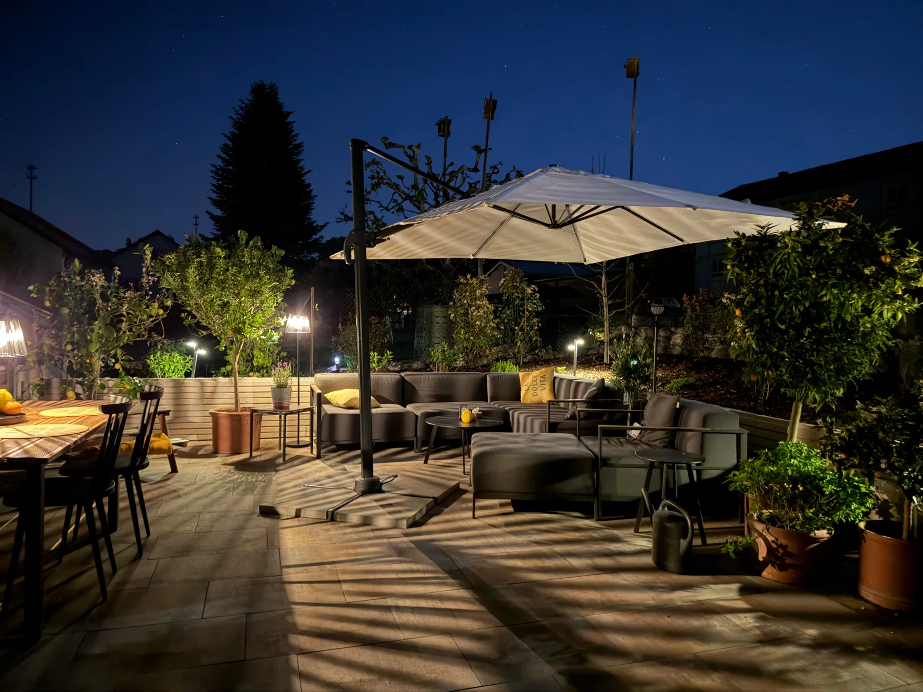 Beleuchtete und möblierte Terrasse am Abend
