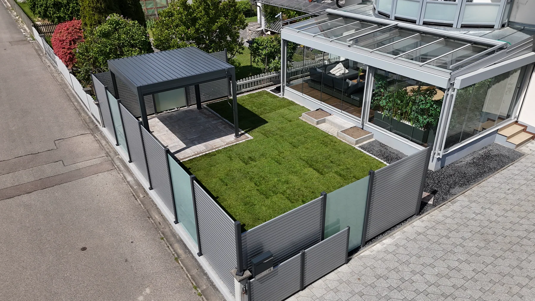 Garten und überdachter Terrassenbereich aus der Vogelperspektive